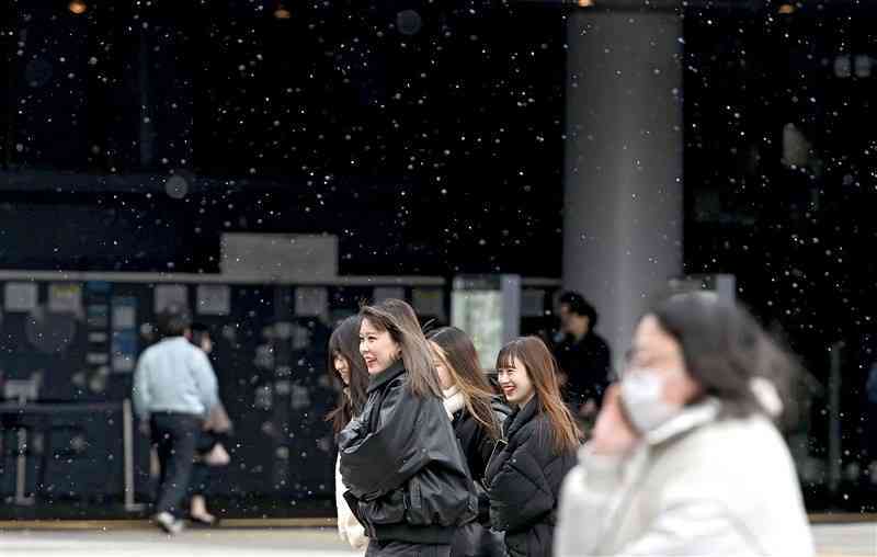 小雪が舞うJR熊本駅前＝9日午後0時30分ごろ、熊本市西区（小野宏明）