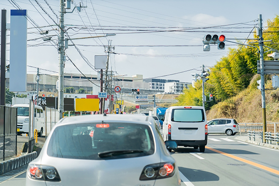 信号待ちなどの場面で、軽くモヤッとする「前のクルマのジワ寄せ」（筆者提供）。