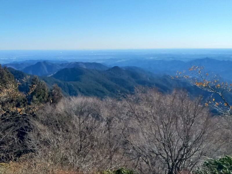 関八州見晴台山頂の東側からの展望。関東平野が一望できる