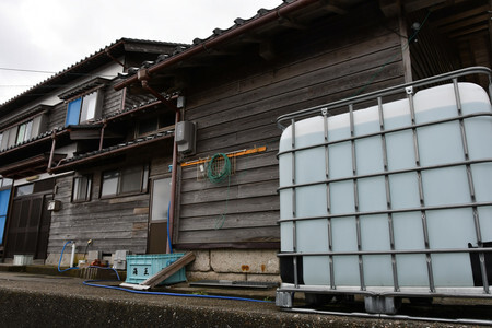 断水が続く住宅にボランティアが設置した水のタンク＝２０２４年１２月２８日、石川県珠洲市