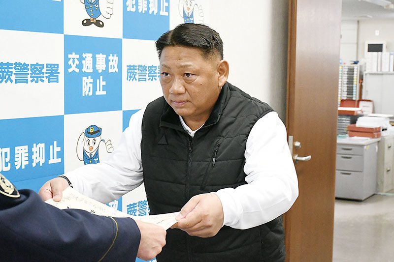 山並俊彦蕨署長から交通事故未然防止功労で感謝状を受ける比留間義光さん＝蕨警察署