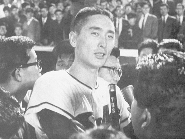 1963年、300勝達成時の金田正一。10代から弱小球団だった国鉄スワローズのエースとして君臨した photograph by Kyodo News