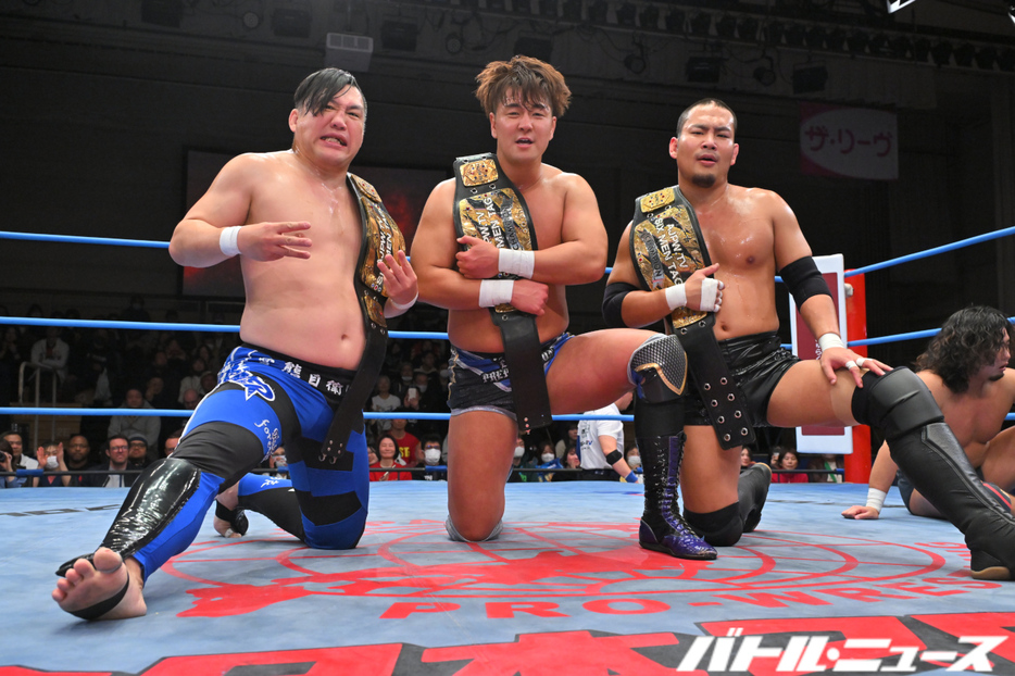 全日本プロレスTV認定6人タッグ王者組となった（左から）佐藤光留、青柳優馬、阿部史典