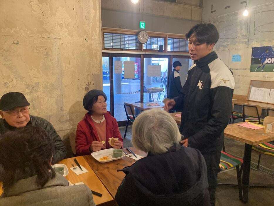 神奈川大サッカー部は食堂をカフェとして開放。住民との交流の場にもなっている＝横浜市内（橋本謙太郎撮影）