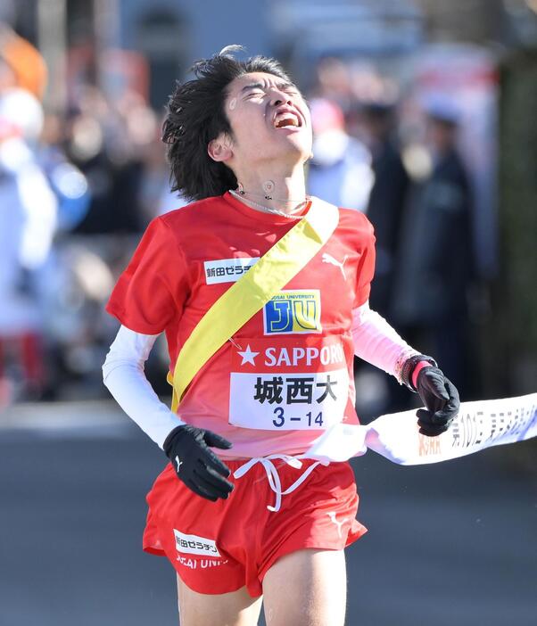 　往路８位でゴールした城西大・斎藤将也（撮影・伊藤笙子）