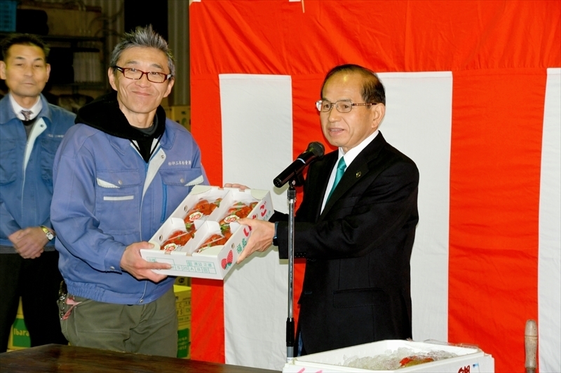 三保市長（右）が立ち会って行われた初競り