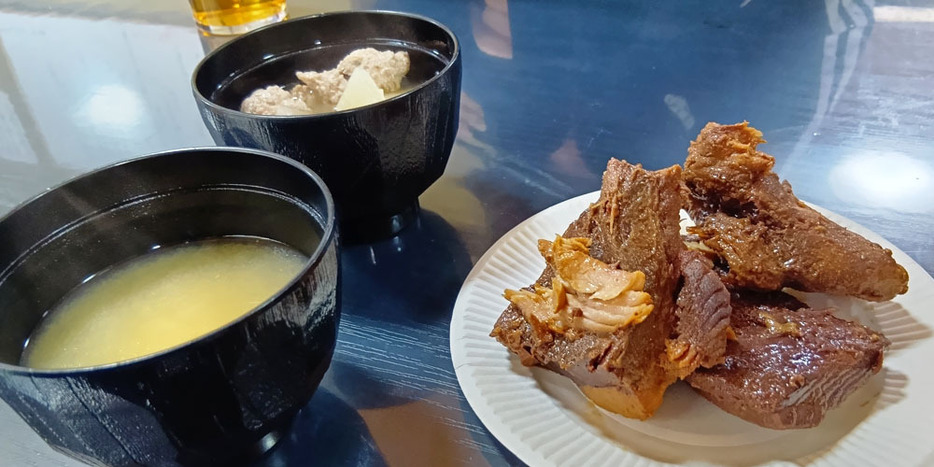 おかわり自由の味噌汁とマグロの煮物