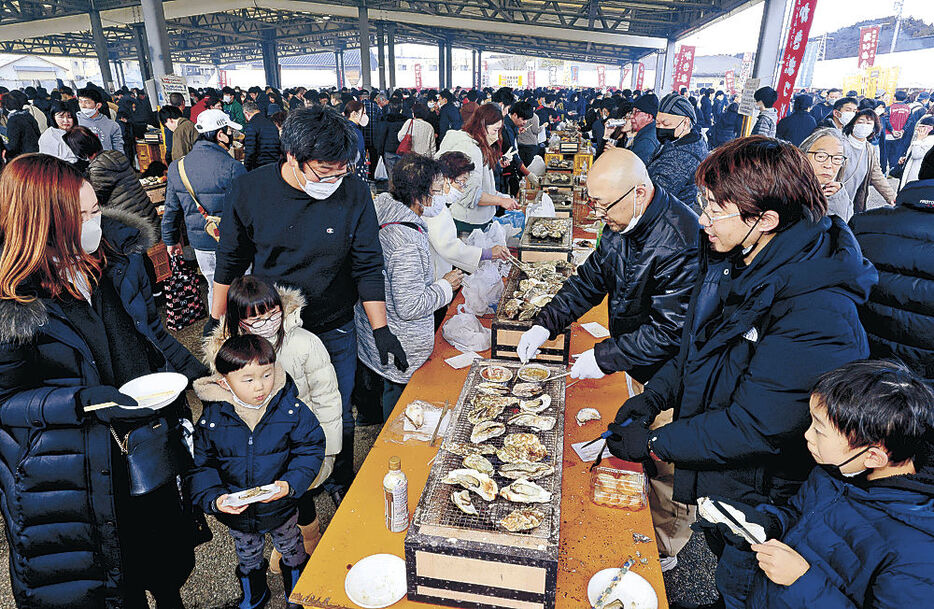 大勢の来場者でにぎわう前回の雪中ジャンボかきまつり＝２０２３年２月、穴水町あすなろ広場