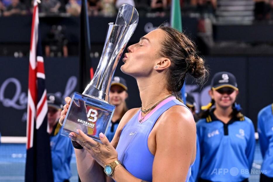 テニス、ブリスベン国際、女子シングルス決勝。トロフィーにキスするアリーナ・サバレンカ（2025年1月5日撮影）。【翻訳編集】 AFPBB News