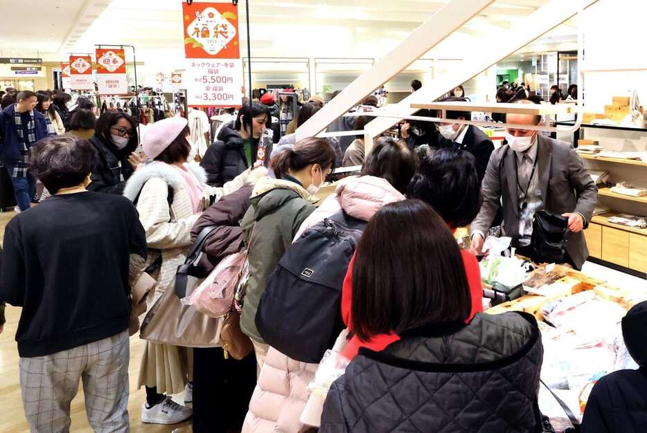 多くの買い物客でにぎわう福袋の売り場＝3日午前、大阪市北区の阪神梅田本店（山田耕一撮影）