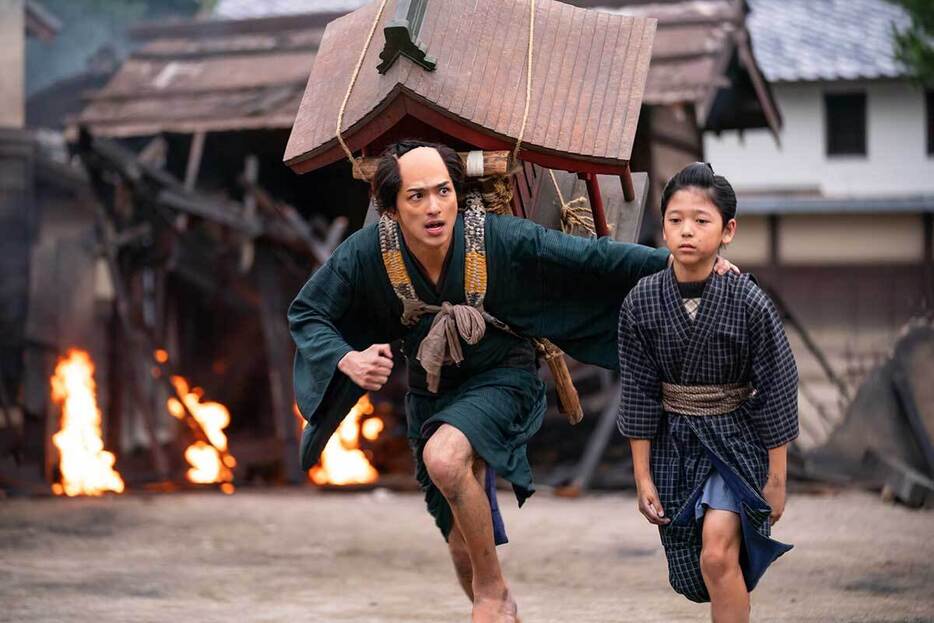 蔦屋重三郎（左）を演じる横浜流星【写真：(C)NHK】