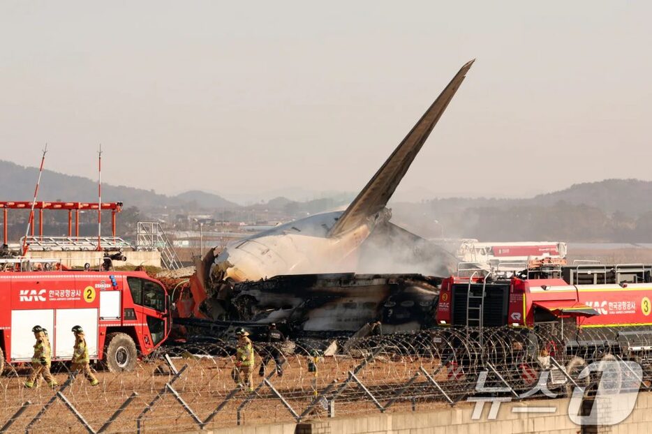 2024年12月29日、務安国際空港で発生した済州航空7C2216便の事故現場(c)news1