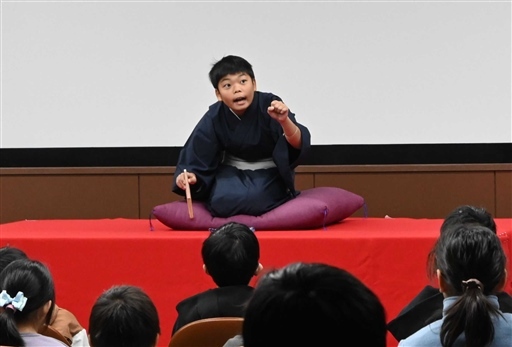 大人顔負けの語り口で会場を沸かせる小僧亭丸之輔こと長谷川さん＝静岡市葵区の市立中央図書館