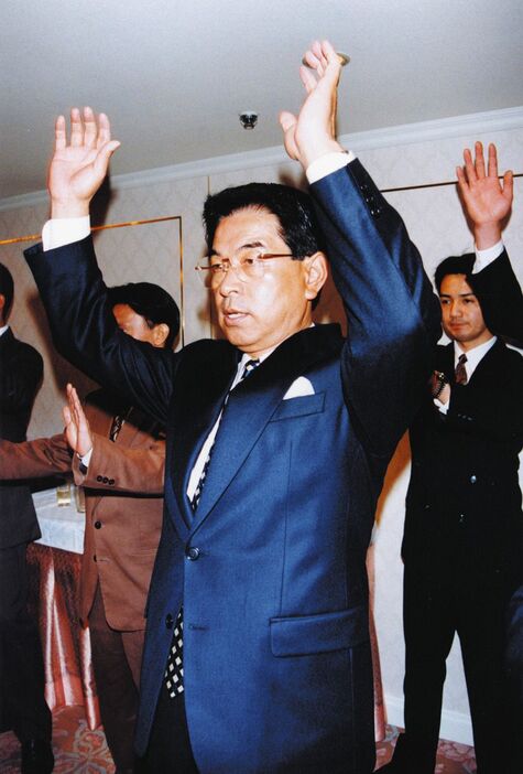 万歳三唱で優勝を誓う高木守道監督＝1994年1月5日