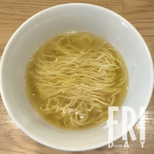 「かけそば（塩）」（880円）。潔いシンプルさで勝負する塩ラーメンだ