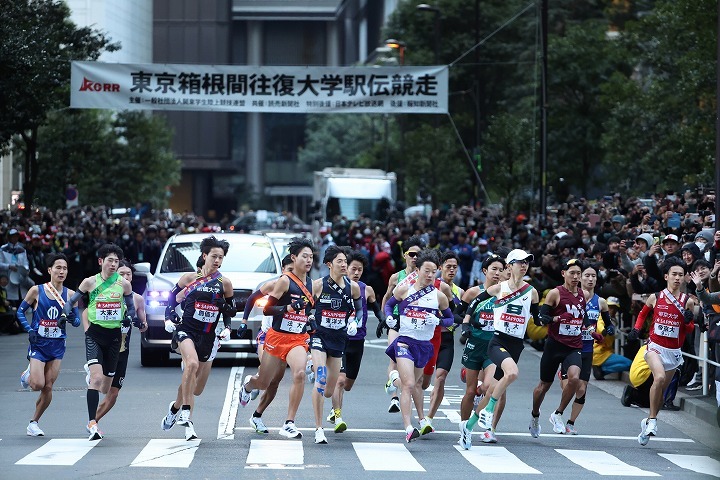 箱根駅伝の沿道で大物女優が観戦していた。写真：滝川敏之