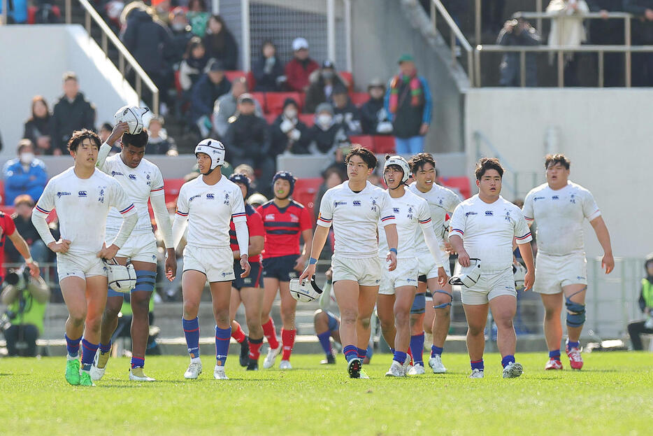 大分東明対常翔学園　常翔学園に敗れた大分東明の選手たち（撮影・前田充）