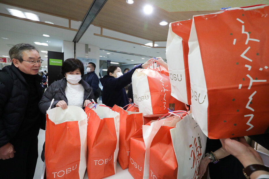 東京都内の大手百貨店の初売りが２日、始まった。写真は福袋を買い求める人たち＝同日午前、豊島区の東武百貨店池袋本店