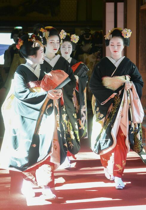 京都の花街の仕事始めに当たる「始業式」に臨む舞妓たち。正装の黒紋付きに、稲穂や花のかんざしで華やかに着飾っていた＝7日午前、京都市東山区