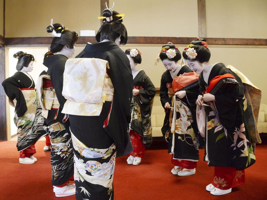 京都の花街の仕事始めに当たる「始業式」を前に、あいさつを交わす芸妓や舞妓＝7日午前、京都市東山区