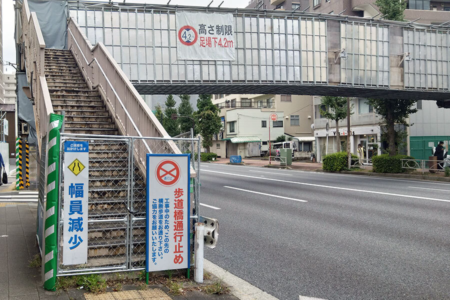 老朽化し、改修工事をうける歩道橋 （乗りものニュース編集部撮影）。