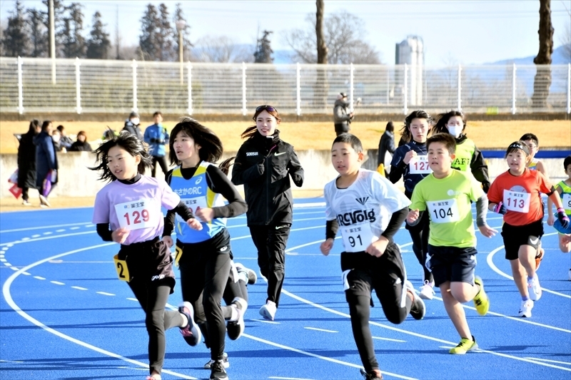 出場者と走る山本選手（左から３人目）