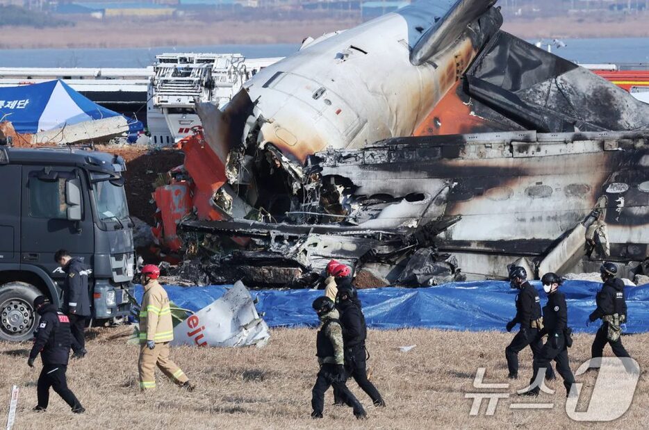 韓国旅客機事故の収拾作業を進める消防隊員ら(c)news1