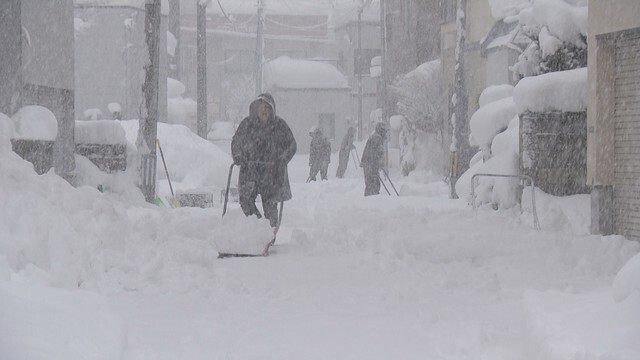 朝から除雪作業に追われた（2日午前　青森市）