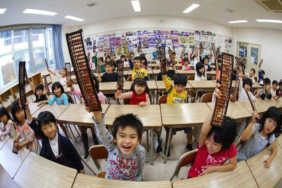 「そろばん教室」の子どもたち