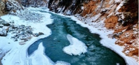 青海省の海北チベット族自治州の祁連県の黒河を流れる水晶のような氷（提供写真）。