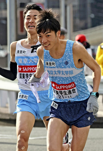 戸塚中継所でたすきをつなぐ関東学生連合の秋吉拓真選手（左）と古川大晃選手（３日）＝鈴木竜三撮影