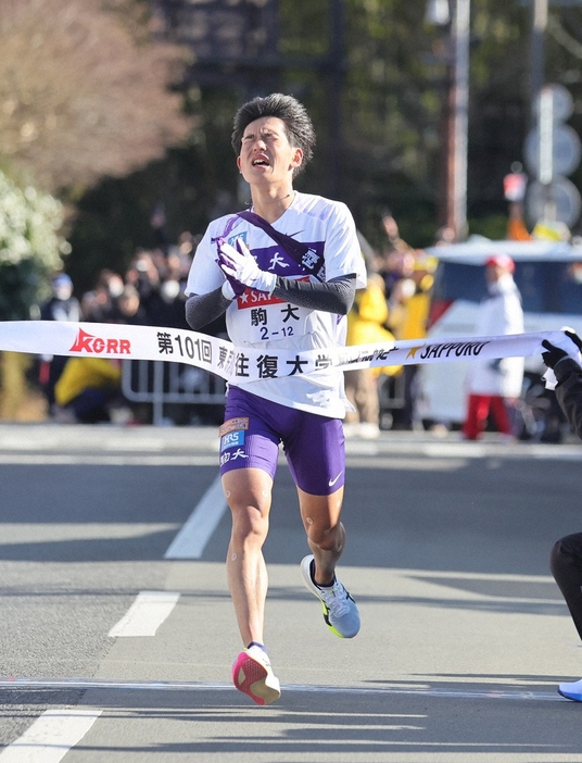 ＜箱根駅伝往路・芦ノ湖ゴール＞４位でゴールする駒大５区・山川（撮影・尾崎　有希）