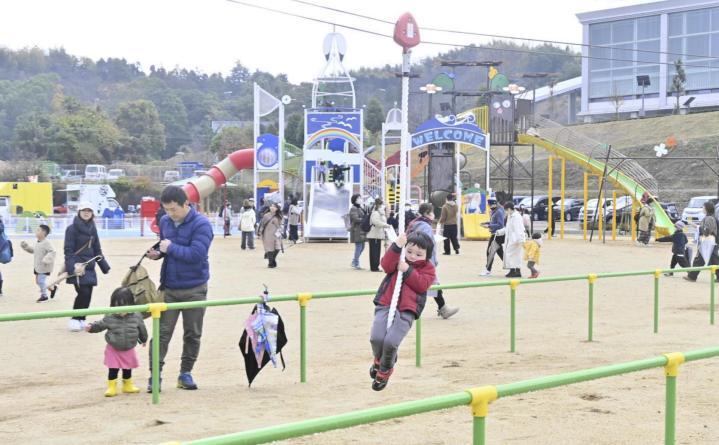 今治市が子育て支援「今治版ネウボラ」の一環で整備した「今治こども公園おひさまパーク」