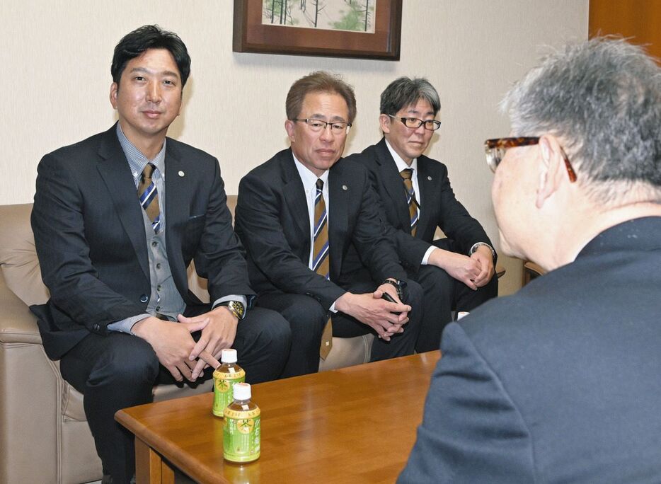 中日新聞大阪営業支社に新年のあいさつに訪れた阪神の藤川監督（左）と粟井一夫球団社長（同２人目）