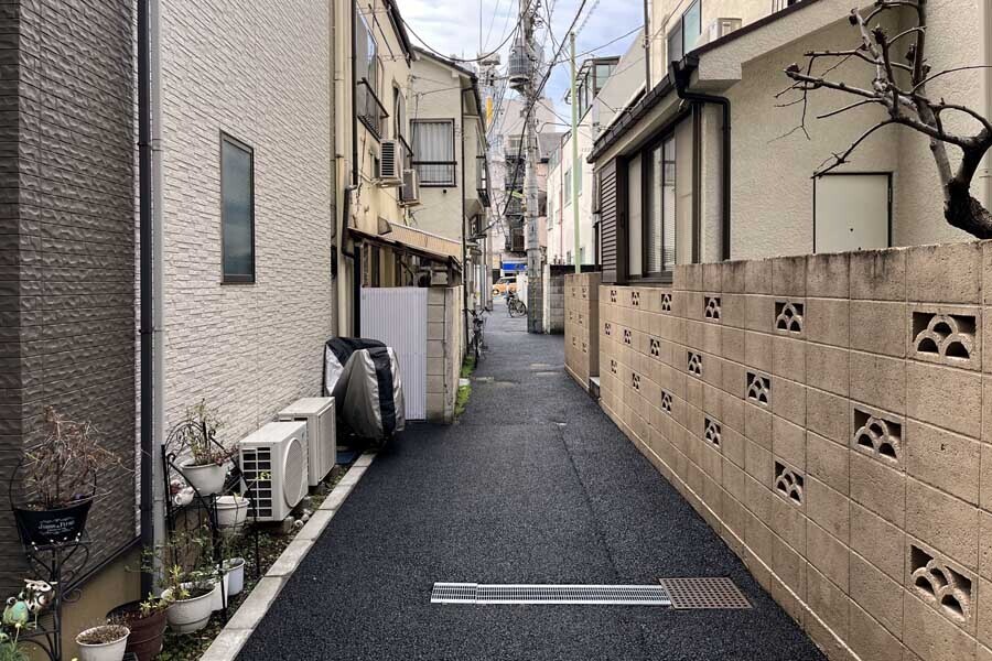 東京の路地裏（画像：写真AC）