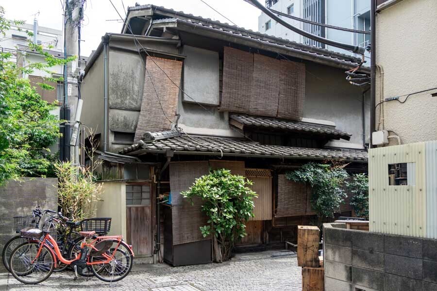 東京の路地裏（画像：写真AC）