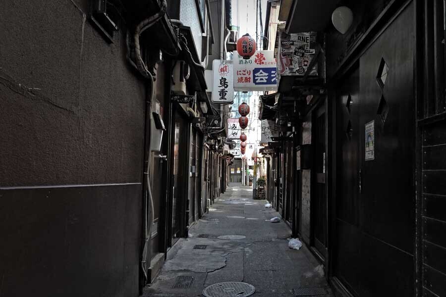 東京の路地裏（画像：写真AC）