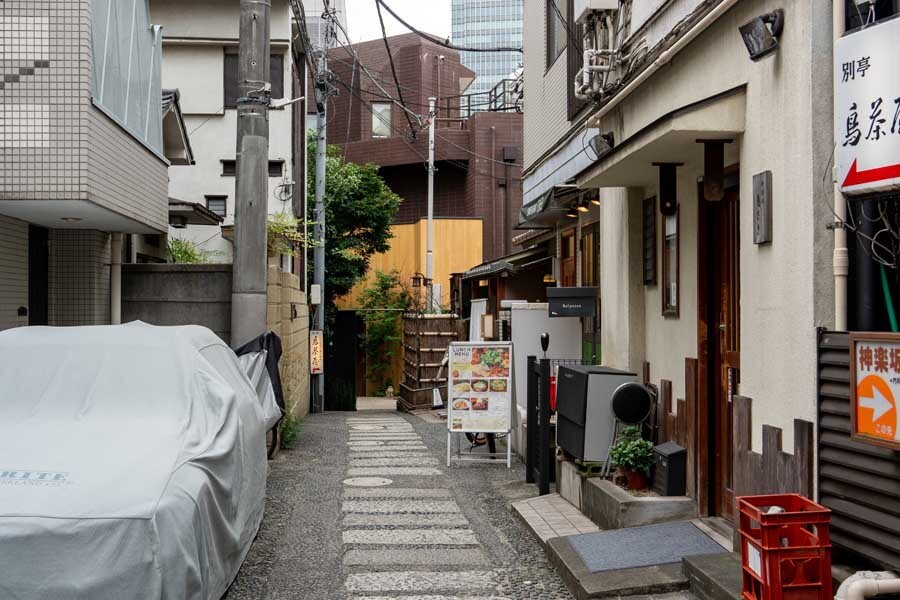 東京の路地裏（画像：写真AC）