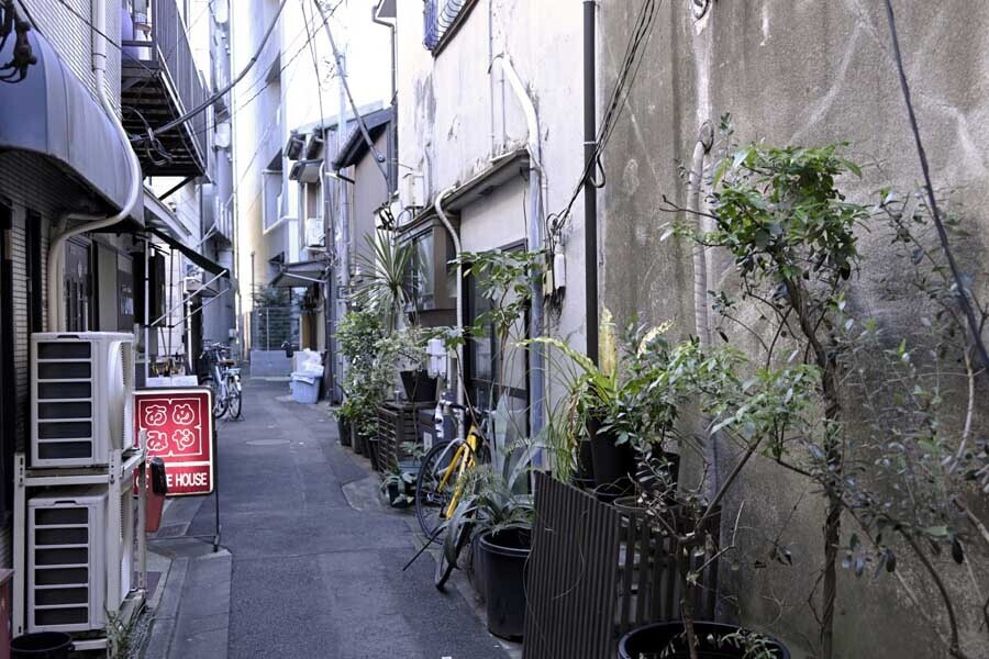 東京の路地裏（画像：写真AC）