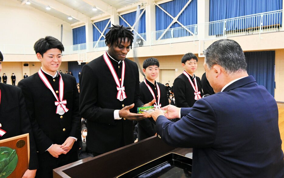 優秀選手に選出されたアズカさん（中央）ら男子バスケ部員＝８日、鳥取市西品治の鳥取城北高