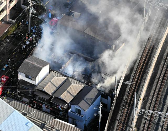 火災が起きた現場では消火活動が続けられていた=2025年1月3日午後2時58分、大阪市城東区、朝日放送テレビヘリから、白井伸洋撮影