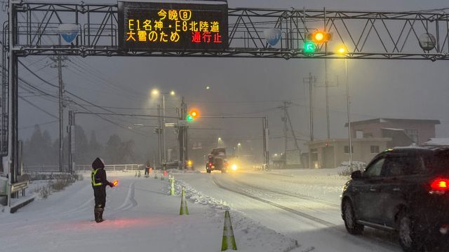 国道8号の疋田交差点＝10日午前7時ごろ、敦賀市疋田