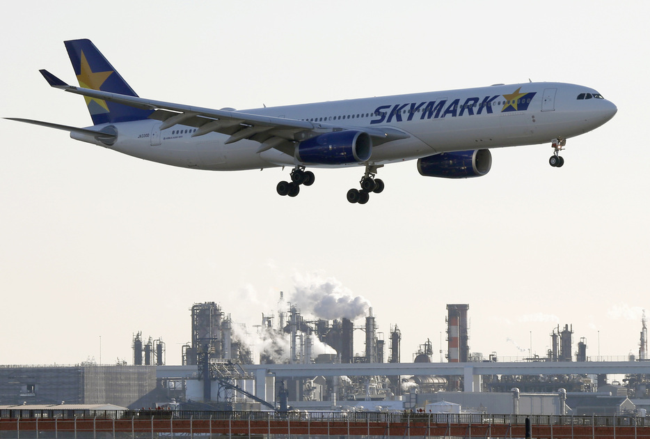 　１月６日、双日は、航空会社スカイマークの株式約３００万株を取得すると発表した。写真は、羽田空港に着陸する同社航空機。２０１４年１１月、東京で撮影（２０２５年　ロイター/Toru Hanai）