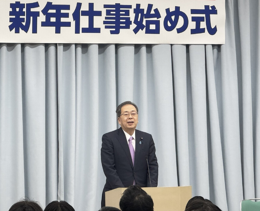 公明党の斉藤鉄夫代表は６日、東京都内で開いた党の「新年仕事始め式」であいさつし、夏の参院選について、改選１４議席の維持を目標とする考えを示した。昨年１２月の会見では１３議席としていたが、上方修正した。