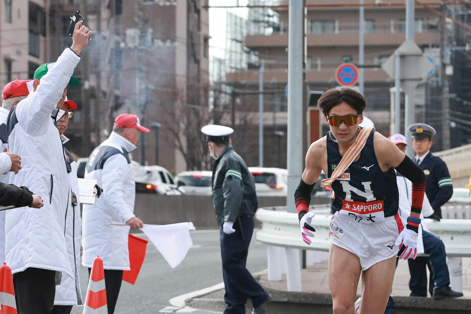 日大の９区・小路翔琉は戸塚中継所を繰上げスタートとなる（カメラ・堺　恒志）