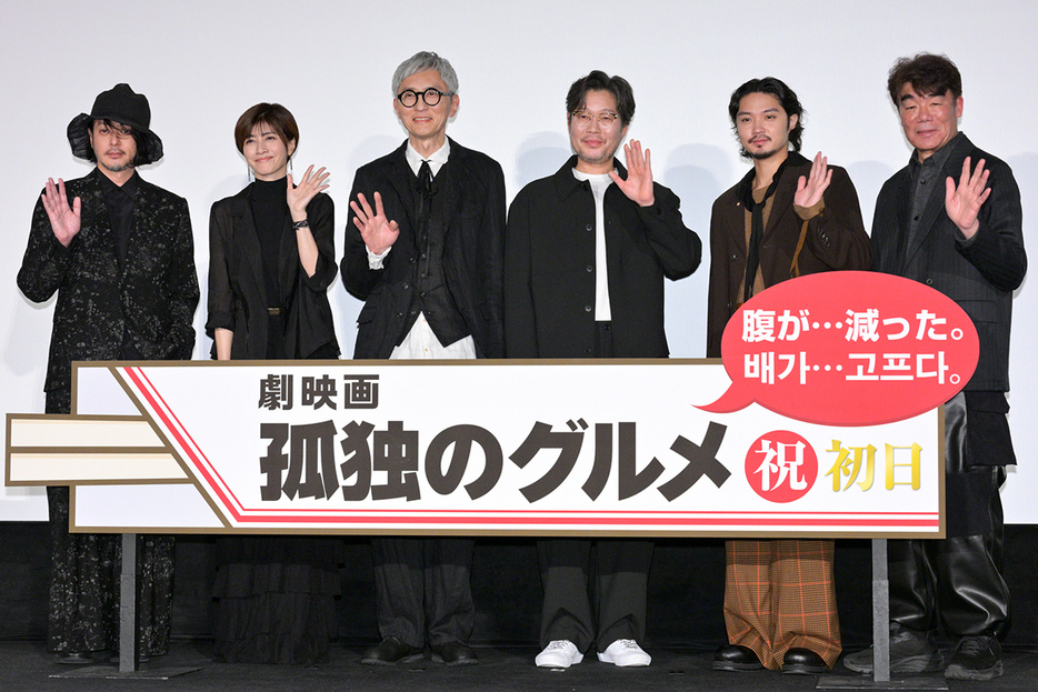 初日舞台あいさつに登場した（左から）オダギリジョー、内田有紀、松重豊、ユ・ジェミョン、磯村勇斗、村田雄浩【写真：ENCOUNT編集部】