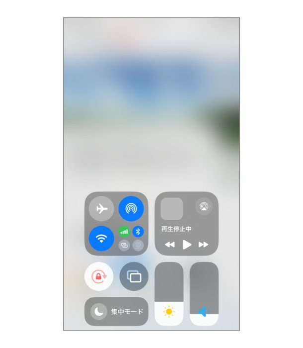 Safariなどアプリを使用しているときに、意図せずコントロールセンターを開く動作をしてしまうとこのようにメニューが出てきてしまいます。