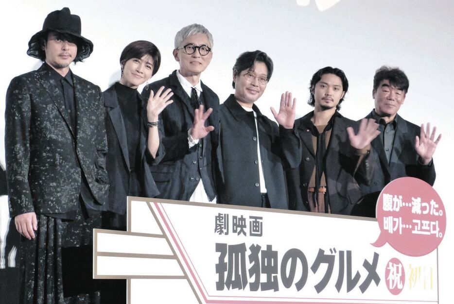 舞台あいさつした（左から）オダギリジョー、内田有紀、松重豊、ユ・ジェミョン、磯村勇斗、村田雄浩