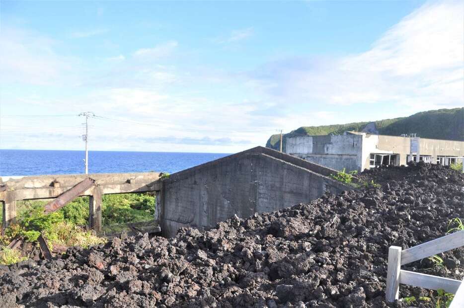 昭和58年の噴火で溶岩が流れ込んだ小中学校校舎＝東京都三宅村