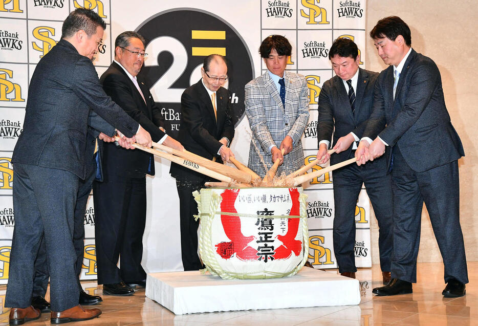 鏡開きを行うソフトバンク王球団会長（中央左）、城島CBO（中央右）ら（撮影・岩下翔太）